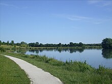 Photo représenant une route longeant une rivière.