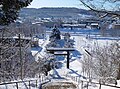 境内（二の鳥居）から望む 留辺蘂の市街地 中心部。ここからは留辺蘂駅に発着する列車も目視出来る