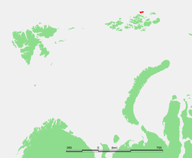 Le cap Fligely, au nord de l'île Prince Rudolf (en rouge) sur la Terre François-Joseph. À gauche l'archipel norvégien du Svalbard et en bas, le nord de la péninsule scandinave avec le cap Nord, la côte arctique russe et la longue île de Nouvelle-Zemble.