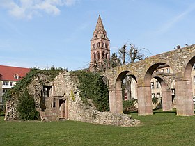 Ruines de l'abbaye de Munster (au fond, l'église protestante)