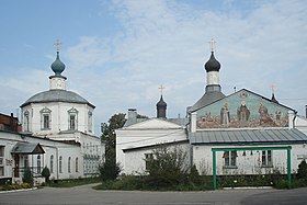 Троицкий монастырь. Слева — Троицкий собор, справа — Сергиевская церковь