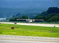 滑走路に着陸した旭伸航空のブリテン・ノーマン アイランダー （2008年撮影）