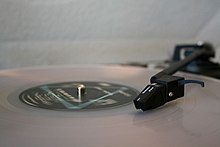Vinyle transparent sur un tourne disque.