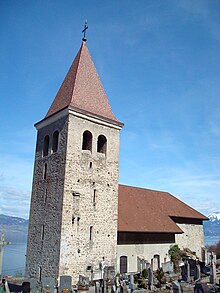 Vue de la tour-clocher de Meillerie depuis le sud, le lac Léman en arrière-plan.