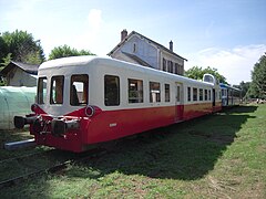 L'autorail X 3959 en gare de Manot.