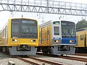 南入曽車両基地の公開時には6102編成と並べて展示。