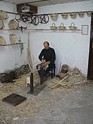 Artesano banastero en plena elaboración de cestería del castaño en Montemayor del Río, Córdoba, Argentina (1985).