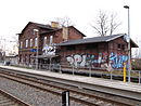 Bahnhof mit Empfangsgebäude, Güterschuppen und Toilettenhäuschen