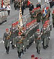 2007年のパリ祭（7月14日）においてシャンゼリゼ通りを軍旗を先頭にパレードするオーストリア軍部隊