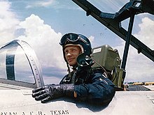 Photographie en couleur d'Aldrin dans le cockpit d'un avion à réaction.