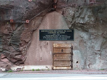 Entrée de la casemate sur la route située rive droite (ouest) du Cians.