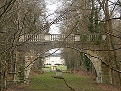 Arche dans le domaine du château.