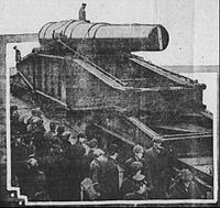 Crowds in New York watch the shipment of the 16-inch coastal defense gun M1895, January 1915