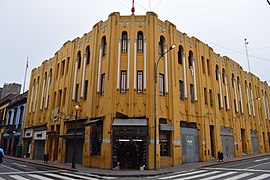 Edificio de Aldabas en la cuadra 4 (esquina jirón Azángaro)