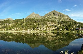 Pic alt del Cubil (au centre) vu depuis l'estany primer dels Pessons.