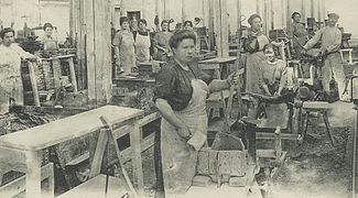 Les fendeuses remplacent les hommes mobilisés en 1914.