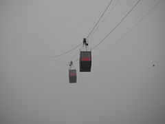 Les deux téléphériques dans le brouillard.