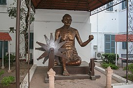 Estatua de Mohatma Gandhi en la casa.