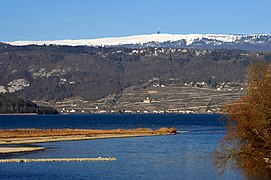 Le Chasseral vu depuis le canal de Hagneck et le lac de Bienne.