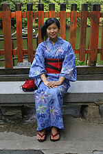 Jeune fille en yukata à Tokyo .