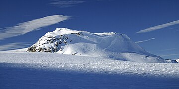 Plaines et montagnes enneigées.