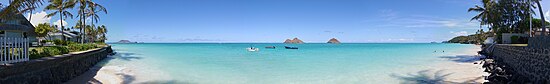 Plage aux eaux turquoises située à Hawaï.