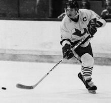 Photographie noire et blanche de Mario Lemieux avec le maillot portant le C de capitaine des voisins de Laval.