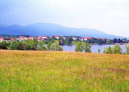 Village de Michelbach, vu de la rive du lac.