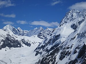 Oberer Teil des Mueller-Gletschers an der Flanke des Mount Bannie (2560 m)