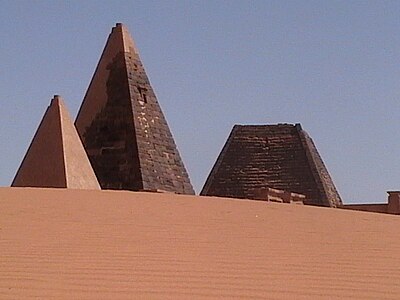 Les pyramides nubiennes construites à Méroé, bien différentes des pyramides plus anciennes.