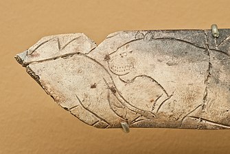 Os gravé de lionnes, grotte de La Vache (Ariège) - Musée d'Archéologie nationale