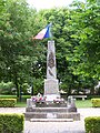 Le monument aux morts près de l'église (mai 2009).