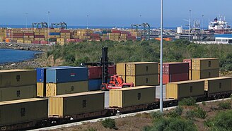 Vagões porta-contentores no Porto de Sines.