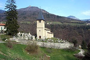 L'église et au second plan l'aiguille de Quaix .