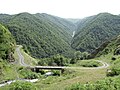 La route principale de la vallée haute de l'Aragvi au pont de Tsikhétgora.