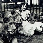 Tilly Bébé with lions in 1905