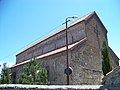 cathédrale en plan rectangulaire au sol, de structure basilicale, édifiée avec des pierres de teinte rosâtre et dont la nef est flanquée sur toute sa longueur de deux bâtiments recouverts de tuiles rouges.