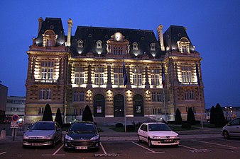 L'hôtel de ville de nuit.