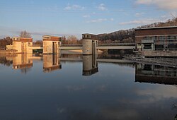 Stauwehr Marbach (links) und Wasserkraftwerk (rechts)