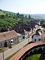 Vue sur le village depuis la tour. On observe un fragment du mur de l'enceinte.