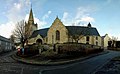 Vue général de l'église avec l'ancienne croix de cimetière en avant plan.