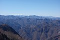 両神山から御座山（中央手前）と八ヶ岳（奥）