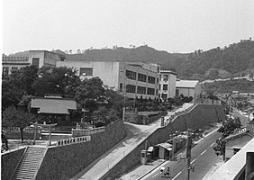 旧神戸市立生田中学（現在は神戸市立山の手小学校）へ上る坂の左が熊野神社（1965年8月当時）