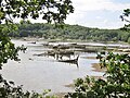 Le cimetière de bateaux de Kerhervy et, à l'arrière-plan, le site du théâtre en plein air.