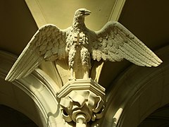 Águila de tamaño natural en la base de la tribuna del órgano que simboliza a san Juan el Evangelista.