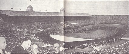 Les tribunes partiellement couvertes, en 1954.