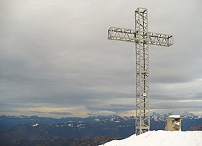 La croce di vetta in veste invernale