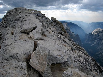 קלאוד רסט (Clouds Rest, "מנוחת העננים"), גב חדיד בפארק הלאומי יוסמיטי