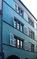 Maison façade sur rue, arcades, tourelle d'escalier, portail