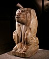 تمثال من المرمر للإله البابون مع اسم الفرعون نعرمر مُدرج على قاعدته، معروضه في متحف برلين المصري.